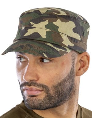 Mand med army cap