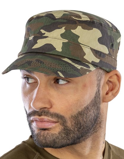 Mand med army cap