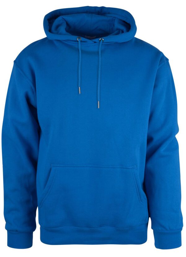 Kornblå hoodie med snøre i hætten, og lomme foran på maven.