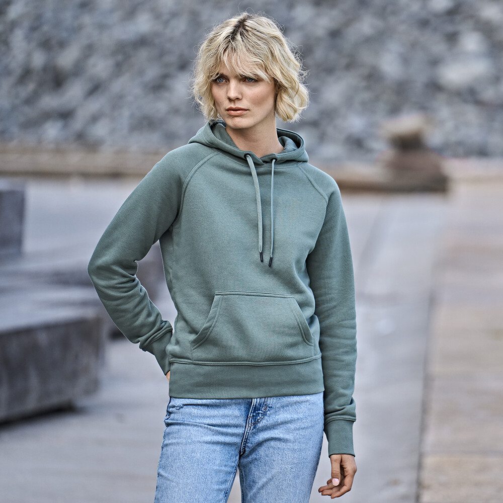 Hoodie med hætte set på kvinden/modellen