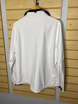 Hvid jakke set bagfra Hvid jakke set bagfra